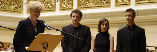 Prof. Gesine Schwan und das Junge Klangforum Mitte Europa bei der Verleihung des Europäischen Jugendorchesterpreises 2006 - &copy; Kai Bienert