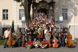 Das Junge Klangforum Mitte Europa während einer Probenphase auf dem ehemaligen Gut der Familie von Moltke in Krzyzowa (Kreisau), Polen im August 2006. - © Monika Lawrenz